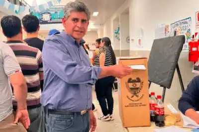 El último en sufragar: Araujo emitió su voto justo en el cierre de la jornada en Los Telares