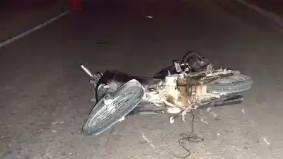 Huida tras el horror: una joven muere y un motociclista lucha por su vida en la Ruta 21
