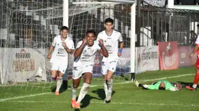 El milagro del Negro: For Ever ganó, salió del descenso y sueña en grande