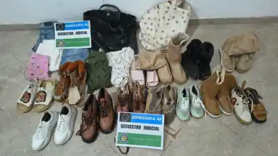 Allanamiento en Roca: recuperaron zapatillas, ropa y una moto robada, pero el hallazgo más raro estaba escondido