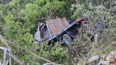 Volcó un camión en la Cuesta del Totoral y cayó al vacío: qué se sabe hasta ahora