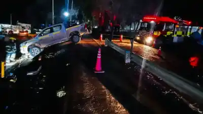 Quedó colgado en un desnivel con su camioneta: el insólito rescate que terminó sin heridos