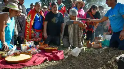 El Mercado Artesanal de Salta honró a la Pachamama con rituales ancestrales y música