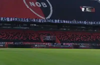 Secuestraron una bandera contra la Ley de Tierras en el Coloso antes del partido