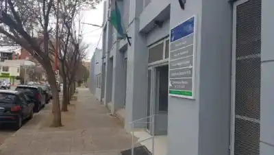Cobraba en tres lados y la echaron: devolvió $45 millones y ahora pagará una multa para no ir a juicio