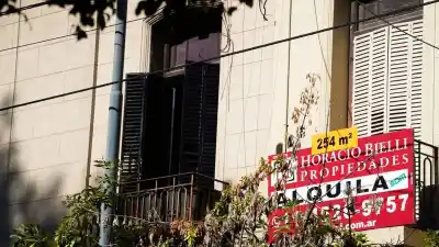 Alquilar y perder el techo en 72 horas: el plan que se vota en el Senado