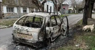 Misterio en Barrio Hipódromo: un Citroën XShara ardió en llamas y nadie sabe quién lo hizo
