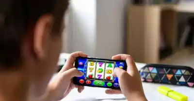 El peligro silencioso que acecha a los adolescentes en sus celulares