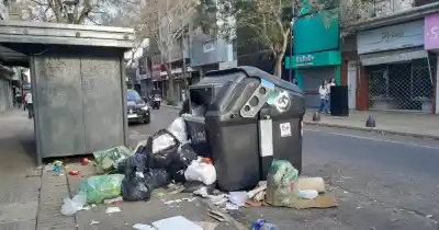 Basura desbordada en pleno centro: los vecinos estallan y apuntan contra una práctica habitual