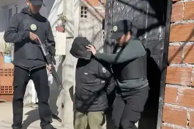 Tiroteo a un colectivo en Tucumán: allanamiento en Yerba Buena termina con una mujer detenida y un hallazgo inesperado