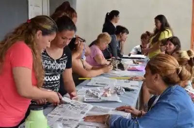 Manos que Producen: el taller que enseña a las vecinas de Camilo Aldao a coser su propia salida laboral