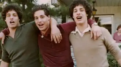 Separados al nacer por un oscuro experimento: el increíble reencuentro de los trillizos que conmocionó al mundo