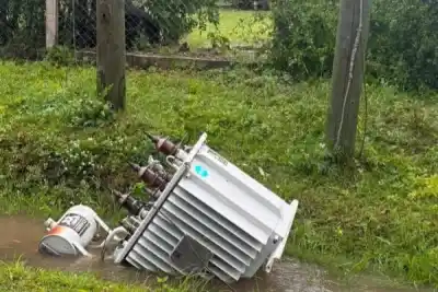 Vecinos de San Cayetano estallaron contra la DPEC: la tormenta dejó un transformador en un zanjón