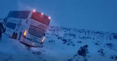 Un micro de turismo quedó varado en la nieve y tuvieron que rescatarlo: qué pasó en la Ruta 43