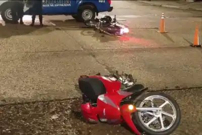 Impactante choque entre dos motos en Concordia: dos jóvenes terminaron en el hospital