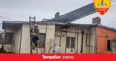 Alerta en Pasaje Laferte: bomberos evitaron que una chapa saliera volando