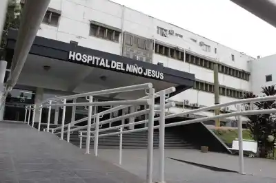 Cayó en una boca de tormenta sin tapa y quedó internado: la desesperación de la madre