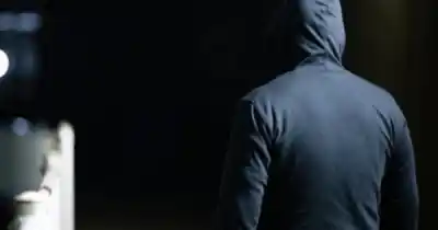 Lo amenazaron con un cuchillo mientras dormía y se llevaron un objeto que lo dejó helado