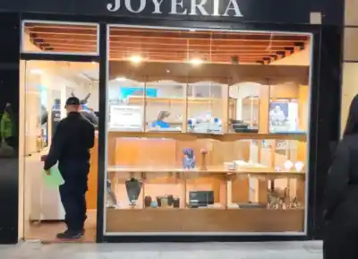 Robaron una joyería en el microcentro y el botín supera los 30 millones