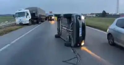 Un auto volcó tras chocar con un camión en la autopista Rosario-Buenos Aires y el tránsito se volvió un caos