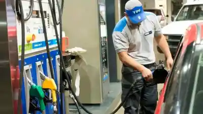 El precio de la nafta bajó en San Juan: cuánto cuesta ahora y qué esperan los playeros