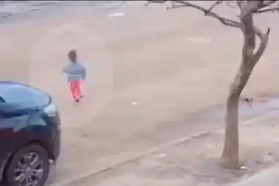 Lo atropelló una moto, lo golpearon y le robaron el celular: el insólito final
