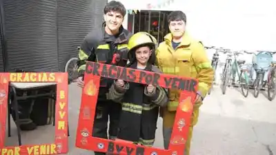El sirenazo que reunió a cientos de familias: así celebró Villa María a sus bomberos