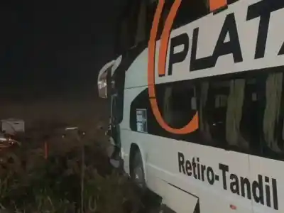 Un colectivo despistó en el cruce de las rutas 31 y 7: el chofer quedó atrapado y los pasajeros terminaron heridos