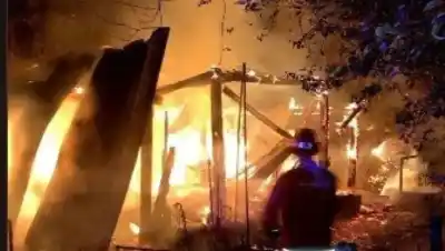 Incendio devastador en El Bolsón: hallan sin vida a una persona y su perro entre las cenizas
