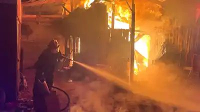 El fuego devoró una casa y siete alquileres en Oberá: ocho familias perdieron todo