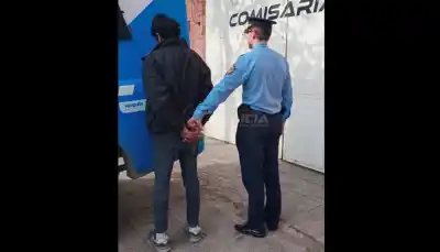 Se hizo el guapo en plena calle y terminó detenido: tenía una causa pendiente