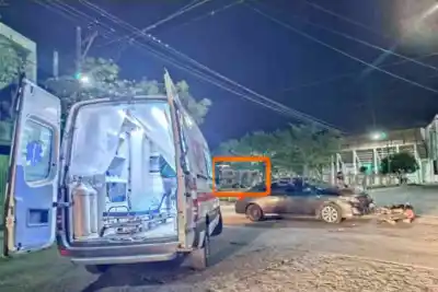 Un hombre herido al chocar un auto y una moto