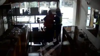 Robo exprés en pleno centro: el video que delata a los ladrones y el increíble botín que se llevaron