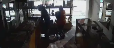 El insólito método que usaron para entrar a una joyería y vaciarla en plena Peatonal
