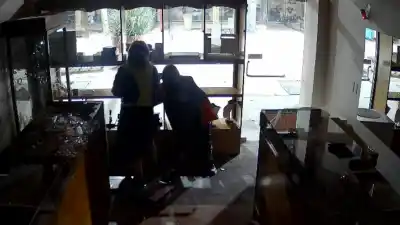 Robo millonario en plena peatonal: los ladrones actuaron 4 minutos sin que nadie los detenga