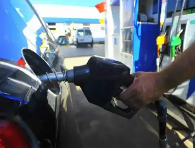 El litro de nafta Súper ya supera los $2.100 en Rosario: cuánto cuesta llenar el tanque