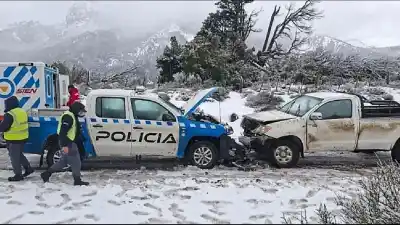 Impactante choque frontal en Villa Traful: un patrullero y una camioneta terminaron destrozados