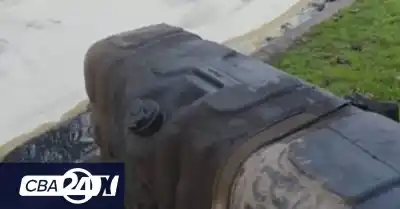 Se desprendió el tanque de gasoil de un colectivo en plena calle y el derrame generó un operativo de emergencia