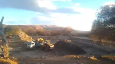 Sacan 3.100 m³ de barro de una represa clave y 99 productores respiran aliviados