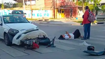 Impactante choque en una esquina céntrica: motociclista quedó tendido en el asfalto