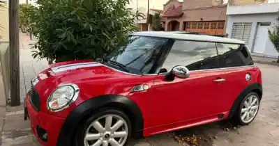 Rompió el vidrio de un Mini Cooper para robar una campera y lo atraparon en plena noche