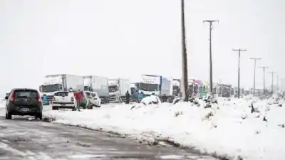 Camioneros varados en la nieve: la advertencia chilena que enciende alarmas en Mendoza
