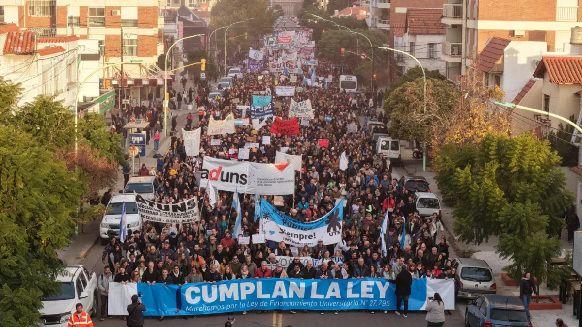 Imágenes de la marcha federal universitaria en Bahía Blanca – frente a Cano