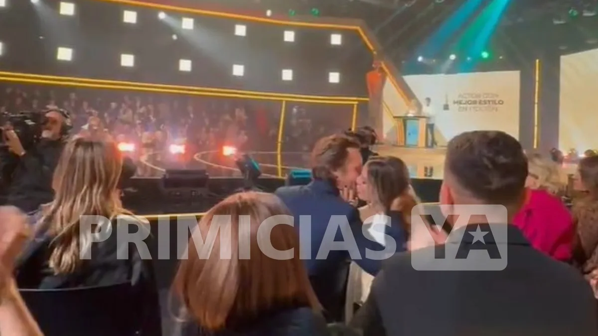 benjamin-vicuna-le-da-un-beso-anita-el-premio-pampita.png