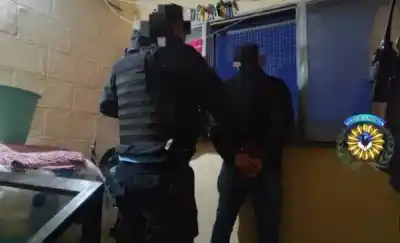 Llegó alcoholizado a casa de su madre, armó un escándalo y la Policía descubrió que era buscado