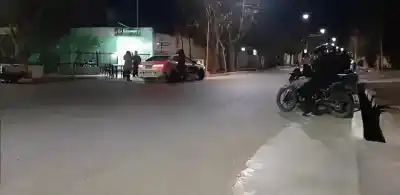 Tres disparos sembraron el caos en una plaza llena de chicos: la desesperada reacción de los padres