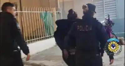 Huyó en un auto, pero abandonó a su acompañante: la policía secuestró una pistola