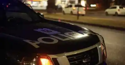 Corría con una bicicleta al hombro y un candado lo delató: la insólita excusa que dio