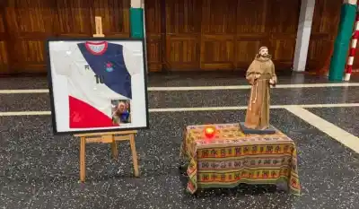 El emotivo regreso a clases en el colegio de Anita: un altar, lágrimas y un reclamo que no cesa