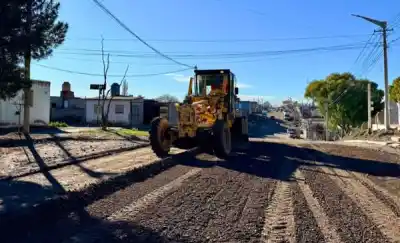 Maquinaria municipal en acción: así reparan las calles del barrio Corradi tras las lluvias